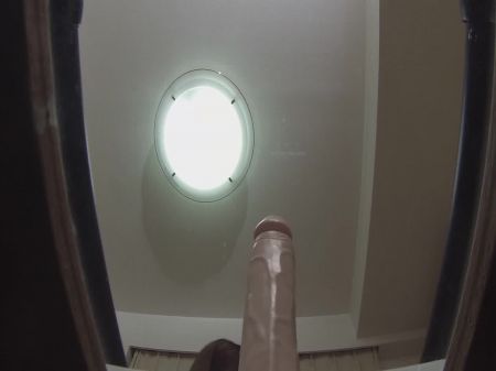 m939g03 Der brennende Körper einer jungen Frau, die ernsthaft einen Monitor macht, ertrinkt vor Vergnügen und will Sex haben 