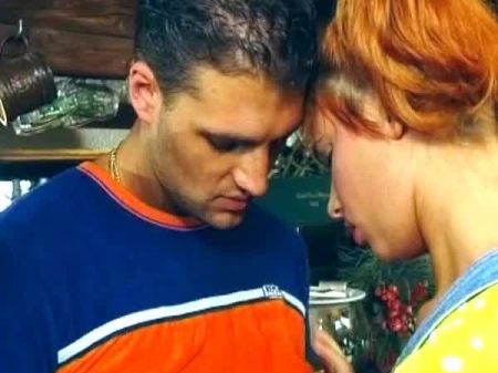 完美的红发德国宝贝在酒吧里享受热辣的性爱德语 