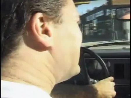 hombre recoge puta de ébano para darle una mamada en una habitación de motel 