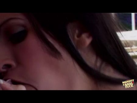 Schüchterne Liebe Ist Nicht So Schüchtern, Wenn Es Darum Geht, Ihren Perfekten Körper Zu Zeigen 