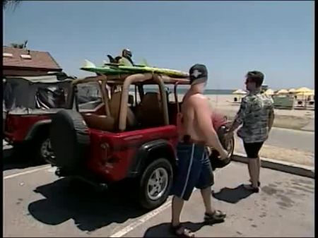 Morena Tetona Besa A Su Amiga Mientras La Golpean Por Detrás 