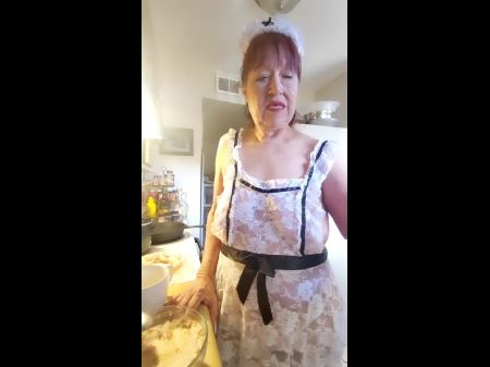 abuela con mi sexy delantal de encaje cocinando camarones y sémola 