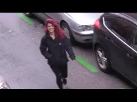 chica alternativa pelirroja necesita una polla gigante dentro de su coño 