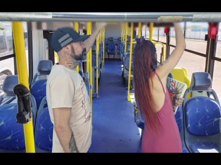 estudiante en el autobús es golpeado por un extraño. 