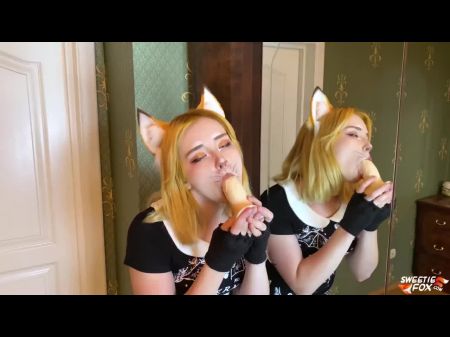 Foxy lutscht tief den Schwanz und fickt Doggy vor dem Spiegel 