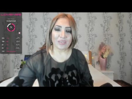 mujer apasionada muestra su cuerpo y se pajea el coño 