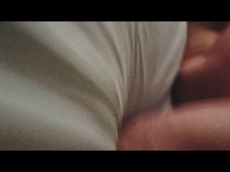 esposa fode amante sem camisinha e ele enche a buceta dela de porra na frente do marido 