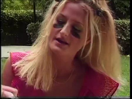 loira gostosa fica com o dedo enfiado dentro da buceta apertada 