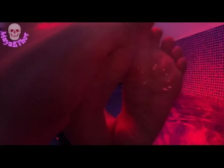 他妈的在公共水疗中心足交和体内射精顽皮的丰满