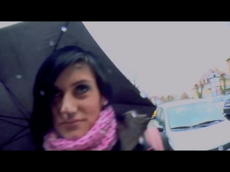 Eine Vollbusige Dunkelhaarige Schlampe Aus Deutschland Liebt Es, Ihren Gepiercten Muff Zu Fingern 