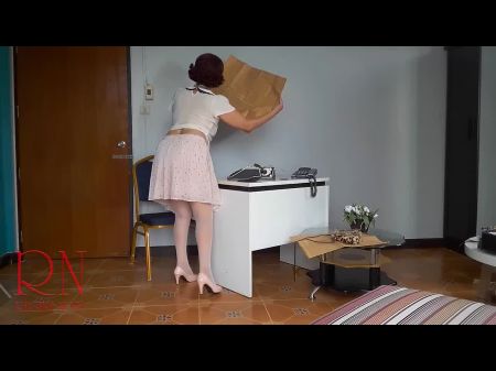 裸体秘书在办公室。脱掉员工的衣服。凸轮 1 
