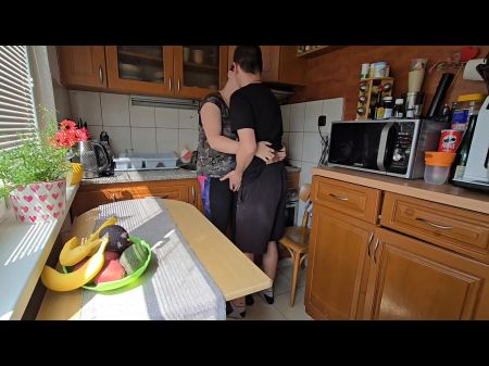 妻子正在打扫厨房……但我想到了更脏的事情 