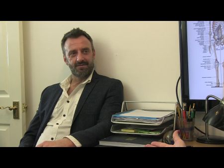 Bewerber zeigt vollen Einsatz und fickt die mollige Sekretärin 