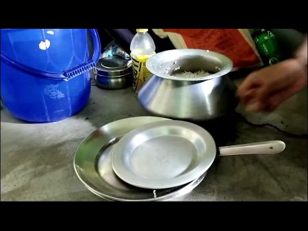 Road Par mili bhikari ladki ko khana khilaya أو jamkar pela 