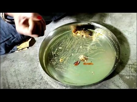 Road Par Mili Bhikari Ladki Ko Khana Khilaya Or Jamkar Pela