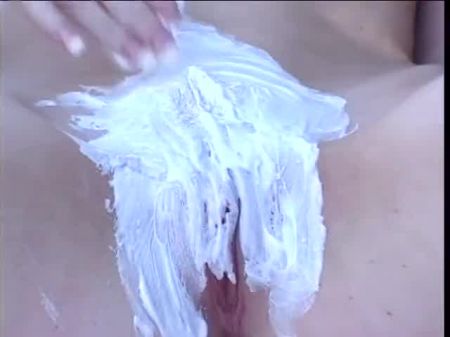 belleza morena abre las piernas largas y se afeita el coño 