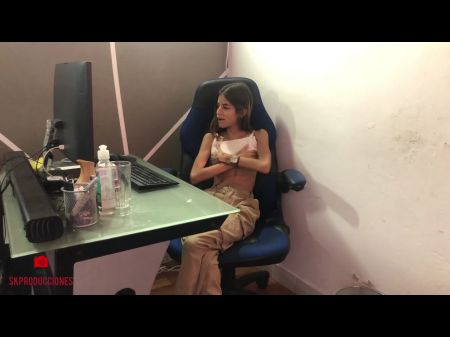 娇小的黑发美女来到她的办公室工作，但第一次自慰非常富有 