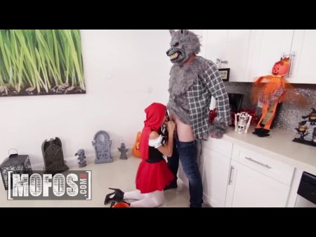 Kharlie Stone erhascht einen guten Blick auf den Schwanz ihres Nachbarn und beschließt, in sein Haus zu gehen, um seinen Schwanz zu behandeln 