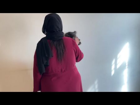 خادمة مسلمة متعرجة مسلمة حقيقية مارس الجنس من قبل صاحب المنزل بينما كانت تقوم بتنظيف غرفة النوم (خادمة الحمار كبيرة اللعنة في السعودية العربية) 