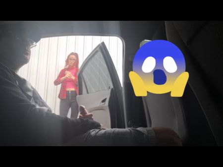 handjob محفوفة بالمخاطر داخل السيارة للطالب في الأماكن العامة. 