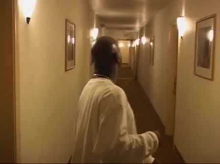 Langer Schwarzer Schwanz Fickt Brünettes Luder Auf Dem Sofa 