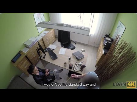 Darlehen4k. Heißes Babe hat beschlossen, ein Fahrrad zu kaufen, aber sie hat kein Geld 