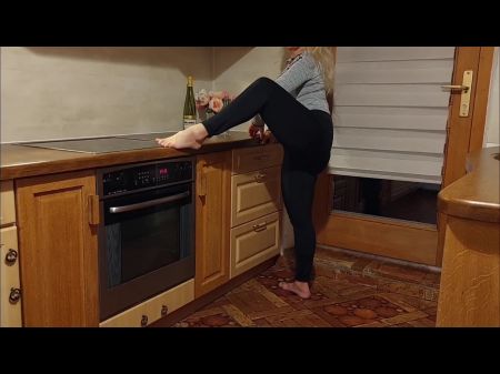 Amateur blonde reife Frau spontaner Sex in einer Küche 