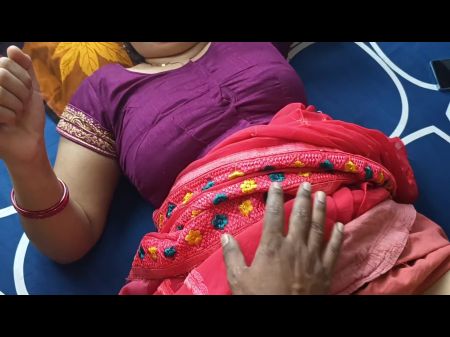 El devar de la joven y bella cuñada del pueblo se desnuda y satisface su coño mojado con su pene. 