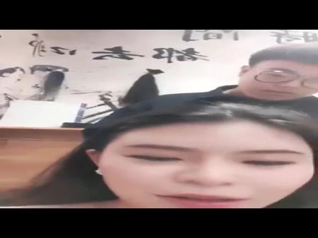 女朋友理发师勾引弟弟