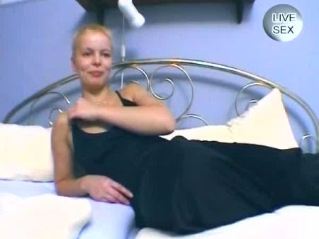 великолепная немецкая блондинка с короткой стрижкой играет с дилдо 