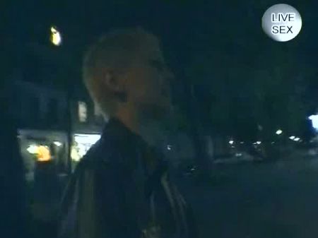 herrliches kurzhaariges blondes deutsches Babe spielt mit einem Dildo 