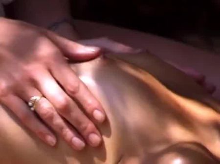 dunkelhaarige Schönheit aus Frankreich liebt es, in der Nähe des Sees hart zu ficken 