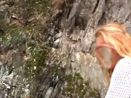 Geile Deutsche Blondine Masturbiert Auf Einem Berg 
