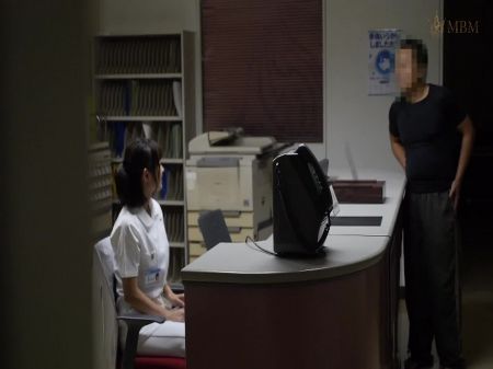 m913g09 uma enfermeira erótica que se masturba no escritório do turno da noite 