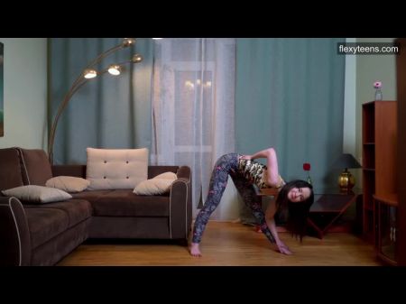 المجرية فاتنة توربي بابا مع الحمار مثير ينتشر الساقين 