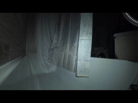 verdadera trampa. En el baño, la esposa se folló a su compañero por todos los agujeros. marido está en el trabajo 