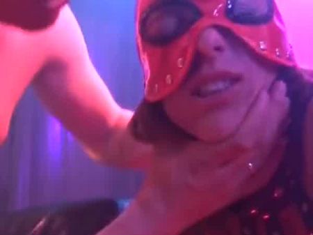 maskierte deutsche Schlampe im Nachtclub durchgevögelt 