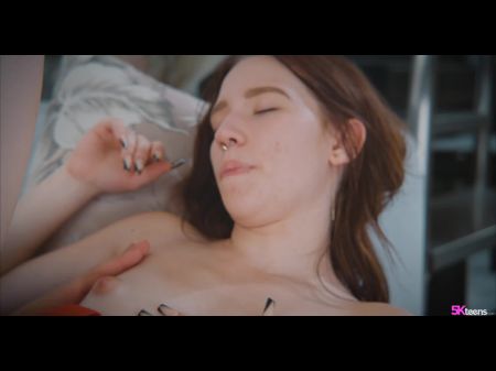 Die tschechische Teenagerin Maya sehnt sich nach heißem Sperma in ihrem Gesicht 