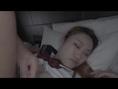 年轻女孩在放松时被性交