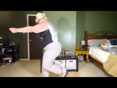 striptease: el viejo jazz y el swing ponen cachonda a Alice mientras cuenta atrás para correrte después de desnudar y mover su gordo cuerpo 