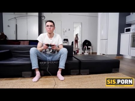 sis.色情。女孩除了性和寻找继兄之外什么都不需要