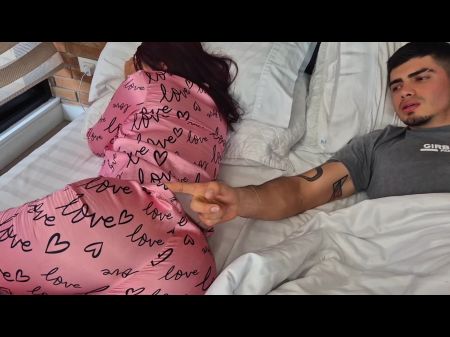 和我最好朋友的女朋友同睡一张床，她太放荡了，我吃了那个粉红色的小穴 