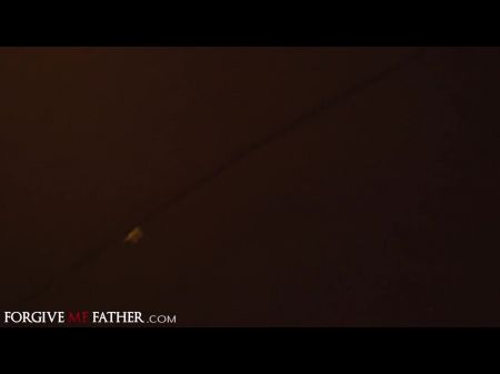 rubia MILF con los ojos vendados y follada doggystyle 