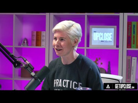 Aus nächster Nähe, wie Frauen mit dem vollbusigen, tätowierten Babe Xwife Karen zum Orgasmus kommen. Intensiver Hitachi-Orgasmus, vollständige Szene 