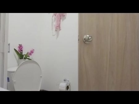 Ich überrasche Meine Stiefschwester Beim Spritzen Im Badezimmer 