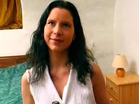 Dunkelhaarige Schönheit Aus Deutschland Spielt Mit Ihren Sexspielzeugen 