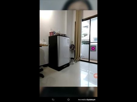 泰国yaya lickball 穿着漂亮睡衣现场表演xh 