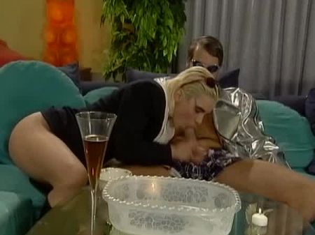 attraktive blonde deutsche Hure genießt Hardcore-Analfick 