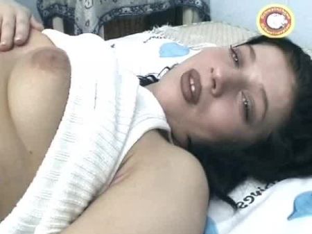 فاتنة الألمانية الشعر الداكن بالإصبع وفرك بوسها الجميل 