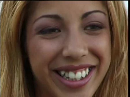 Blondine nimmt ein Bad und wird dann von einem Kerl im Bett gebumst 